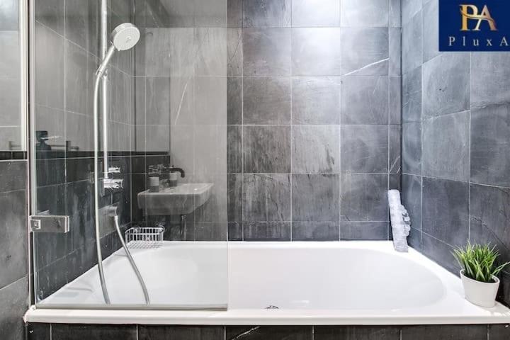 Pluxa Azure Cubic - Azure Cityview, Corporate Stays Welcome Birmingham Exteriör bild